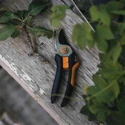 Fiskars Solid Pruner Bypass M P321 -Lawn and Plant Care Store 47126 1949
