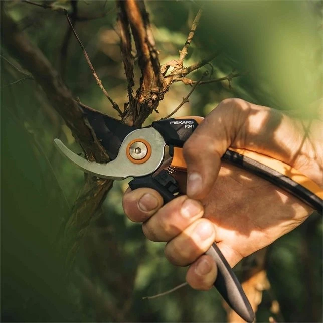 Fiskars Solid Pruner Bypass L P341 2 Fiskars Solid Pruner Bypass L P341 - Image 2