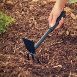 Fiskars Ergo Cultivator Hoe -Lawn and Plant Care Store 47138 1921