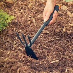 Fiskars Ergo Cultivator Hoe -Lawn and Plant Care Store 47138 1922